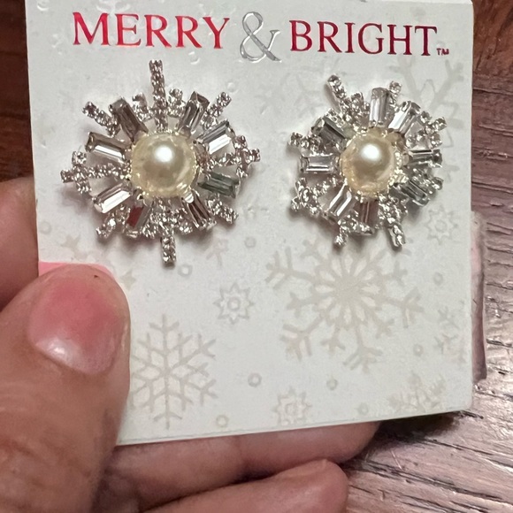 🔥 HOST PICK🔥 NWT Crystal & Pearl Fashion Earrings - Picture 3 of 3
